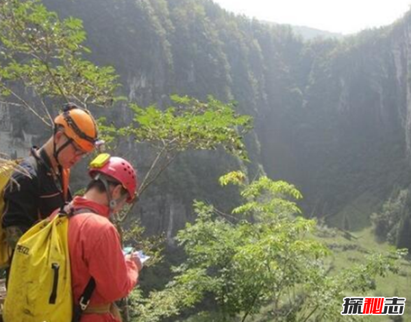 湖北利川天坑之谜,坑口直径3米多发出恶臭(腐烂棺木)