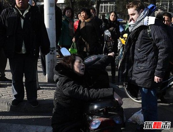 老外遭讹真相,中年女子被撞倒(无良拍摄者造谣)