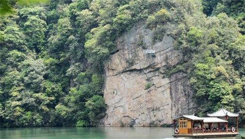 张家界悬崖半空建玻璃酒店房 你敢住进去吗